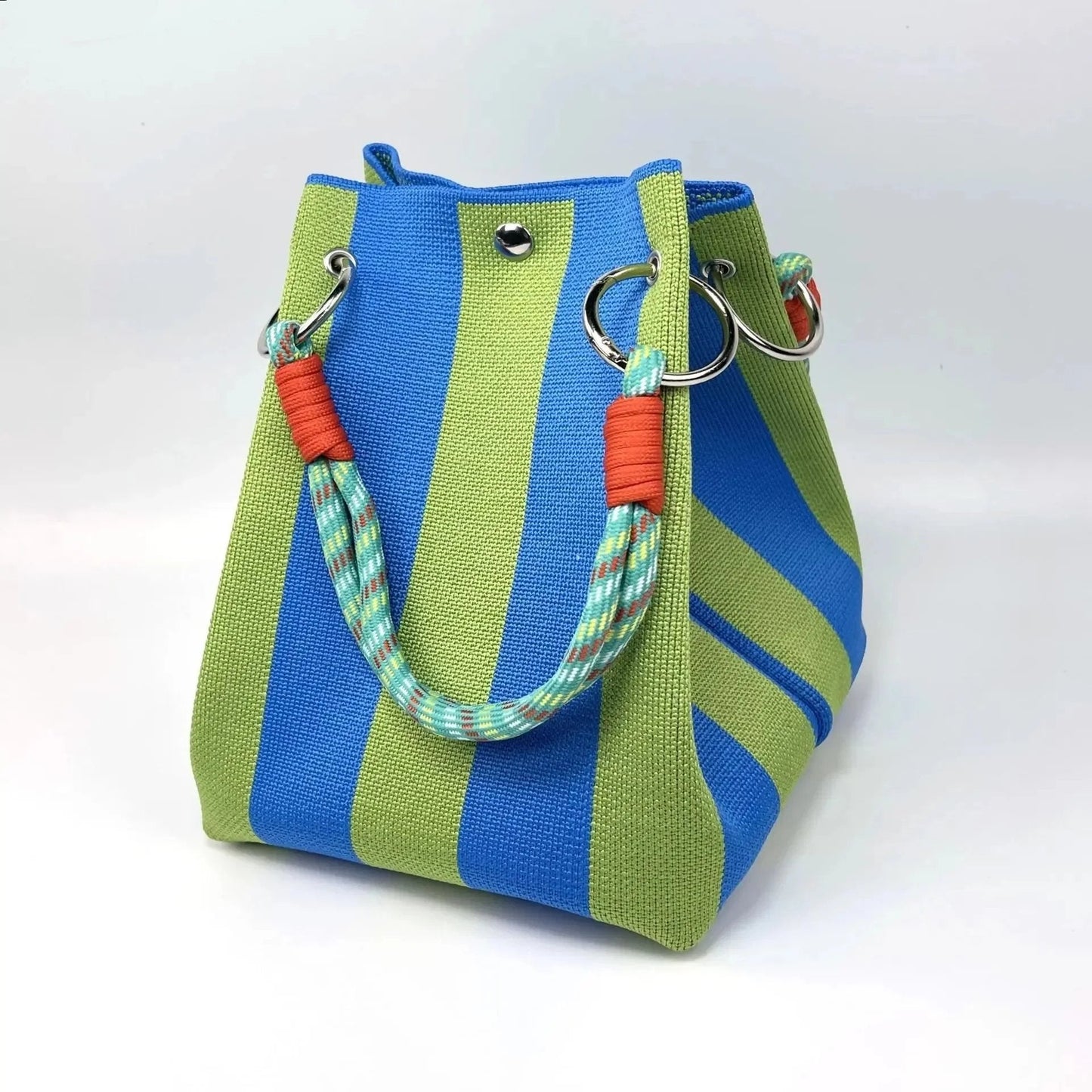 👜✨ LIMITED-TIME 50% KORTING! Stop met het slepen van saaie tassen! Deze handgemaakte boho bucket bag met 8+ kleuren is licht, uniek, en maakt élke zomeroutfit af.