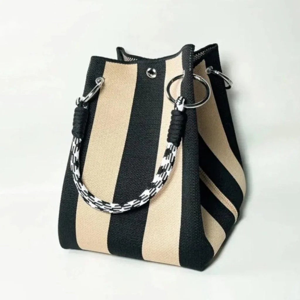 👜✨ LIMITED-TIME 50% KORTING! Stop met het slepen van saaie tassen! Deze handgemaakte boho bucket bag met 8+ kleuren is licht, uniek, en maakt élke zomeroutfit af.
