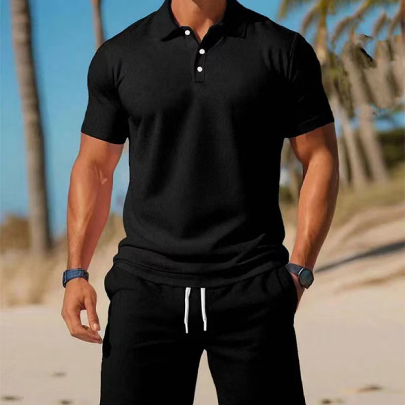Tweedelige zomerset voor heren, bestaande uit een poloshirt en een korte broek