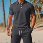 Tweedelige zomerset voor heren, bestaande uit een poloshirt en een korte broek