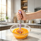 🥚🌀 50% KORTING! Alsof je een tornado in je hand hebt die eiwitten in 30 seconden tot pieken slaat! Deze halfautomatische garde met comfortabele grip doet al het werk terwijl jij ontspannen toekijkt – geen zere armen meer, alleen luchtige perfectie!